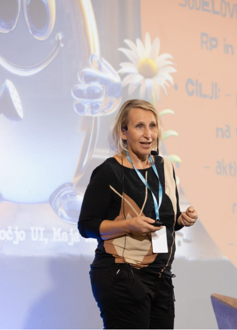 Maja Kodarin predava na konferenci o umetni inteligenci v šoli